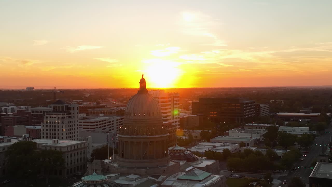 Vista aerea panoramica del Campidoglio dello Stato dell'Idaho immerso nella luce dorata del sole