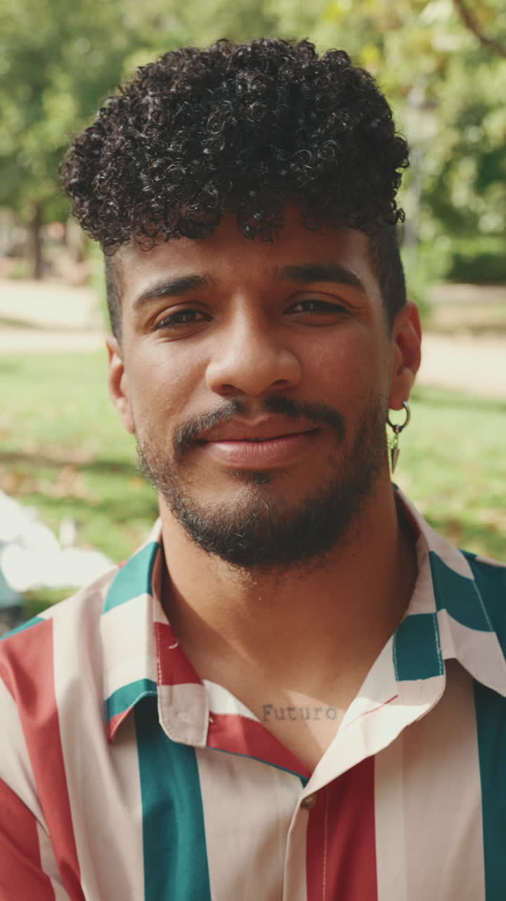 retrato de un hombre sonriente con el cabello rizado