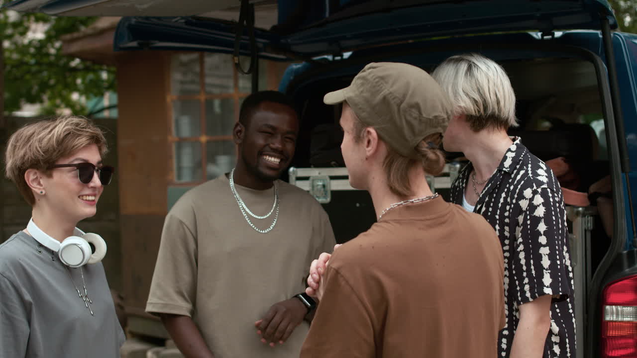 gente hablando fuera de la furgoneta.