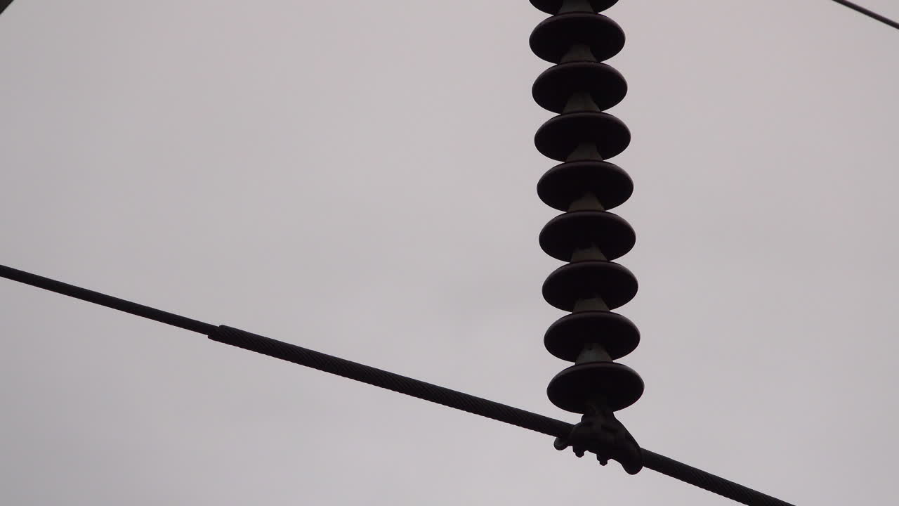 전기 송전탑의 전기 절연체 클로즈업