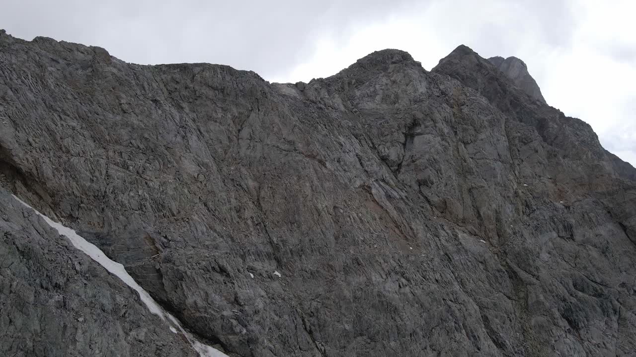 imágenes de drones de acantilados y el glaciar de la viña en las montañas de los pirineos