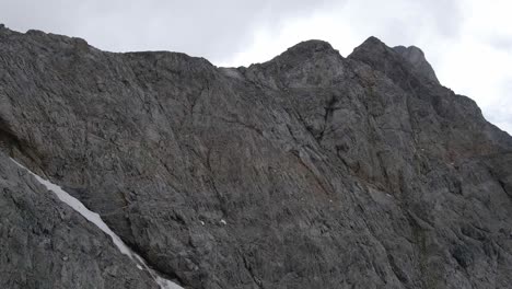 Drohnenaufnahmen-Von-Klippen-Und-Dem-Gletscher-Des-Vignemale-In-Den-Pyrenäen