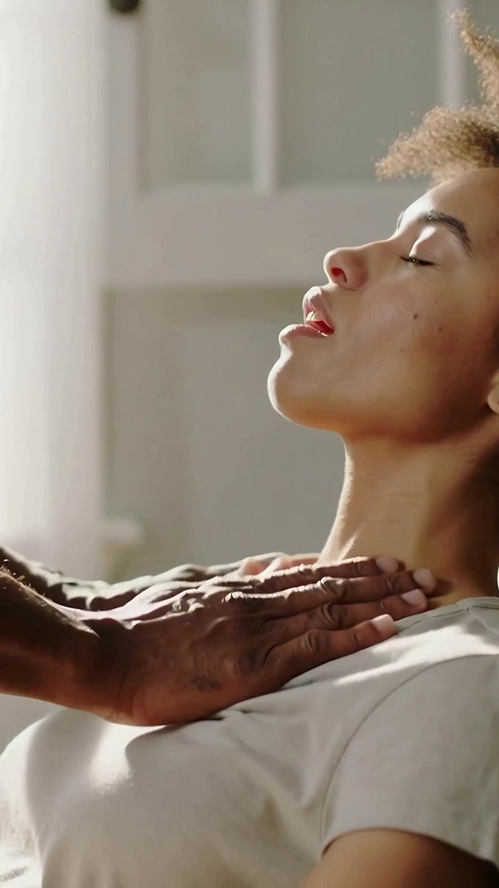Video verticale: Mani del terapista che cullano e massaggiano il collo per sollievo in clinica, maglietta chiara, spazio per il testo