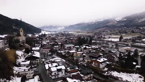 Wunderschöne-Kirchberg-Gemeinde-An-Einem-Nebligen-Tag,-Luftaufnahme-Im-Hyperlapse-Modus