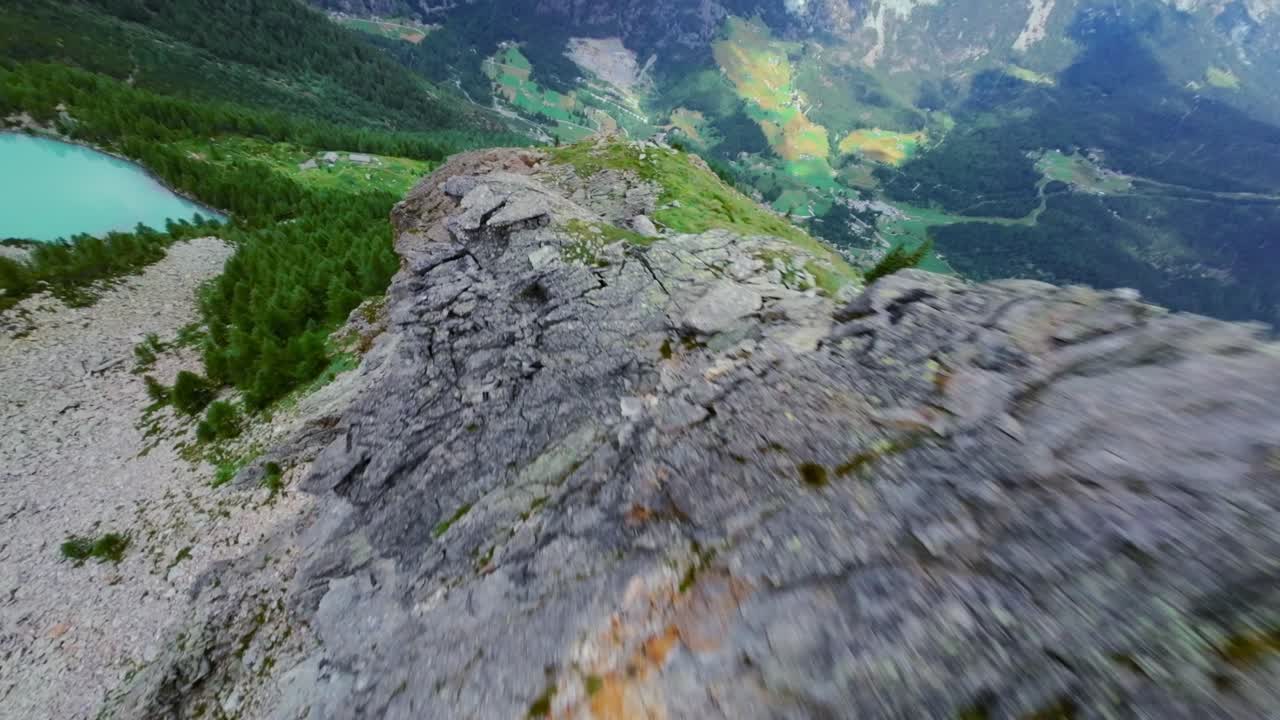 paisajes montañosos escarpados que rodean las aguas turquesas del lago lagazzuolo en valmalenco, italia