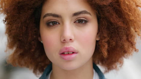 de una hermosa mujer joven con un rostro afro