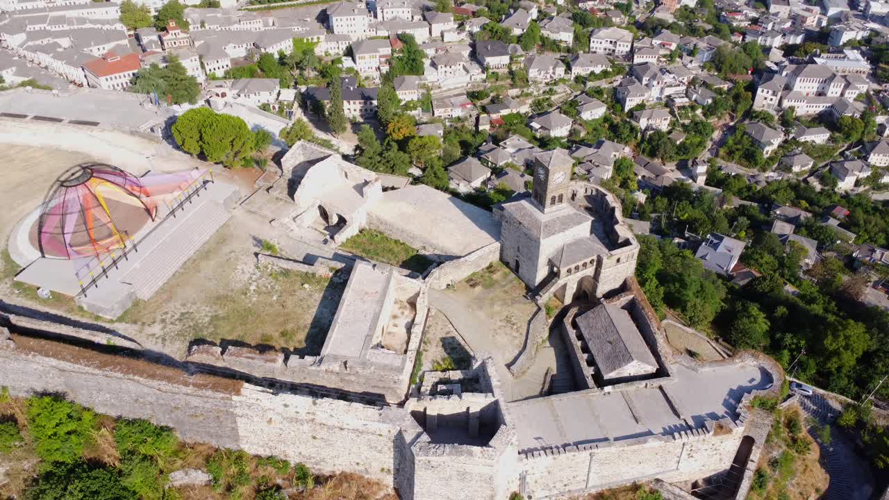 Luftfoto af et historisk slot og bybillede
