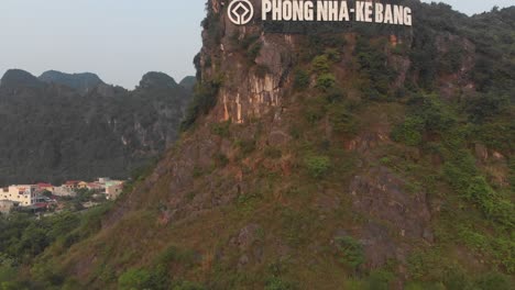 elevándose por encima del gran signo phong nha-ke bang en la montaña de vietnam, desde el aire