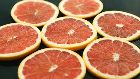 Slices-of-grapefruit-on-table-