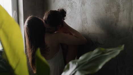 Couple-kissing-in-the-bathroom