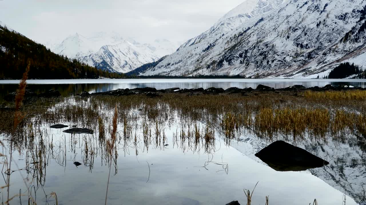 Järvi vuorten keskellä syksyllä, saumaton toisto.