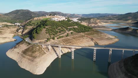 Iznajar-brücke-Und-Weißes-Bergdorf-In-Andalusien,-Spanien---Antenne-4k