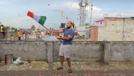 Indischer-Mann-Entfaltet-Die-Indische-Flagge