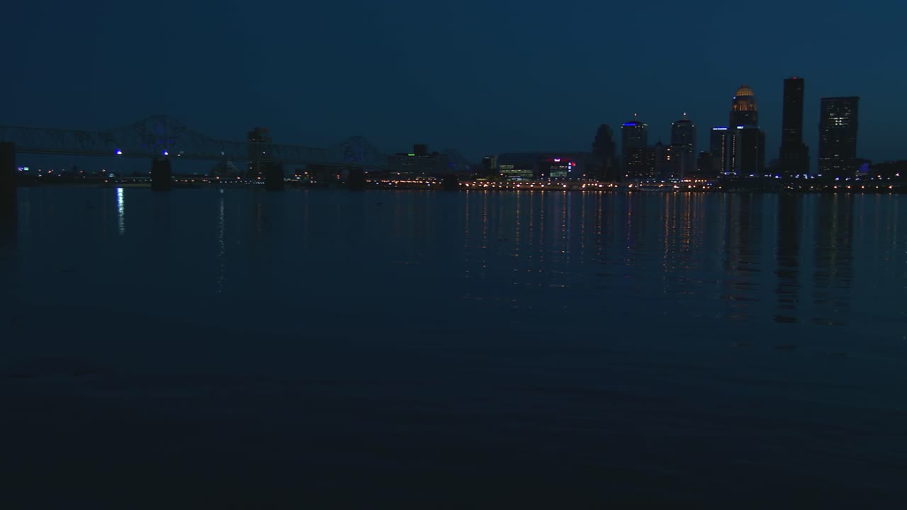 밤 1 오하이오 강 건너 루이빌 켄터키의 아름다운 샷