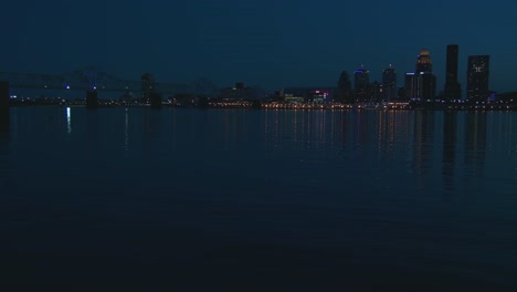 Hermosa-Foto-De-Louisville-Kentucky-Cruzando-El-Río-Ohio-En-La-Noche-1