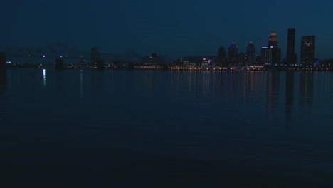 hermosa toma de louisville kentucky al otro lado del río ohio en la noche 1
