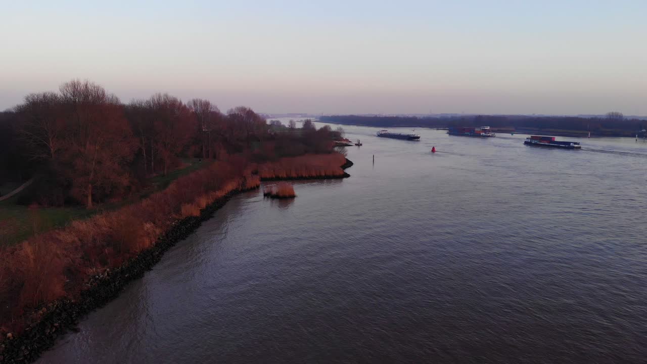 가을 삼림 지대에서 oude maas의 공중 아침 전망