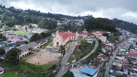 imagen de avión no tripulado de la iglesia católica del sagrado corazón en las colinas de la ciudad de kodakanal, dindigul, tamil nadu, india