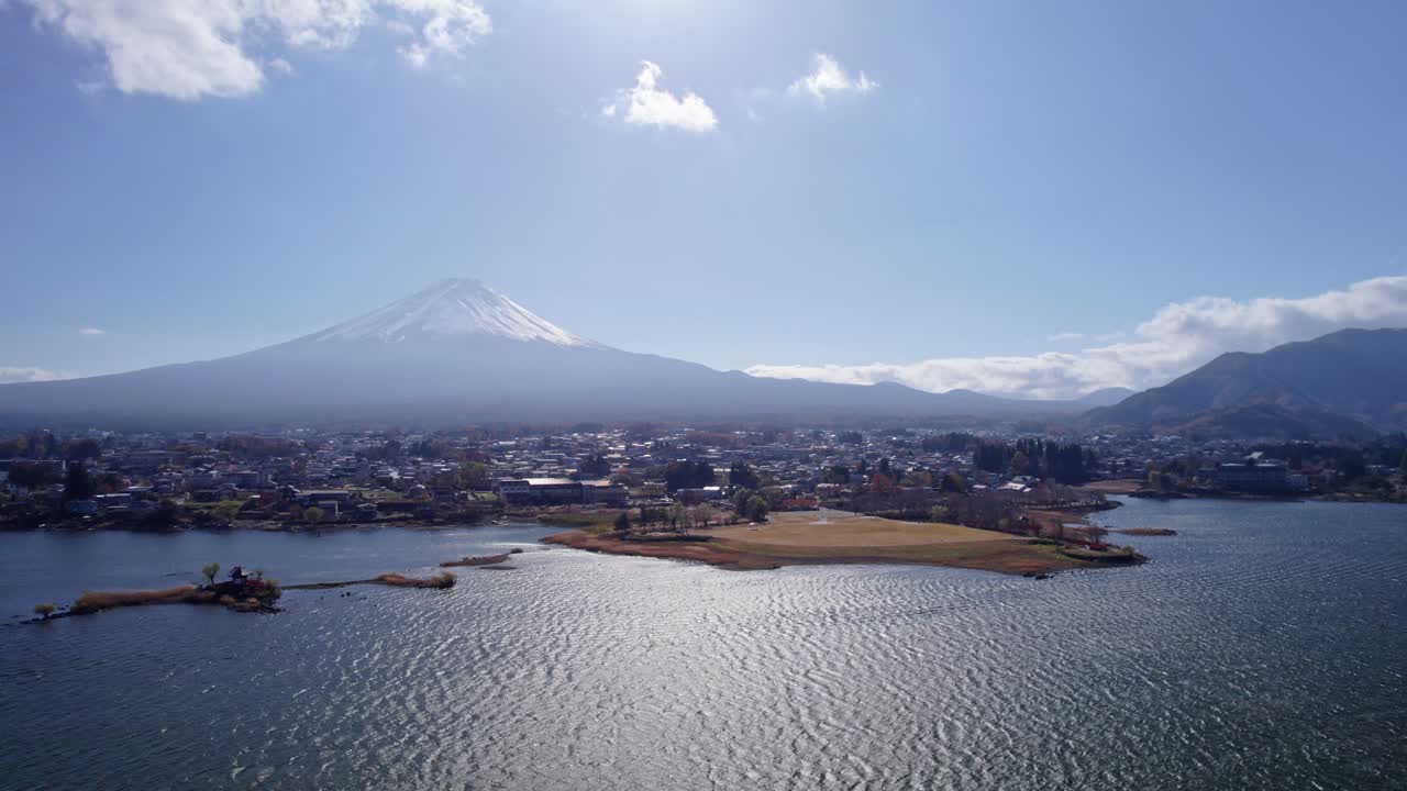 Vuelo de dron sobre el lago Kawaguchi mostrando el monte Fuji con la cima nevada