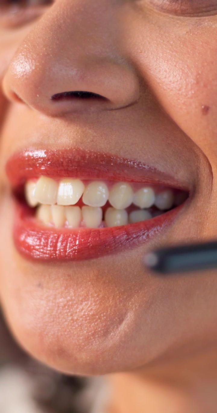 Primo piano di un operatore del servizio clienti che parla con la cuffia auricolare