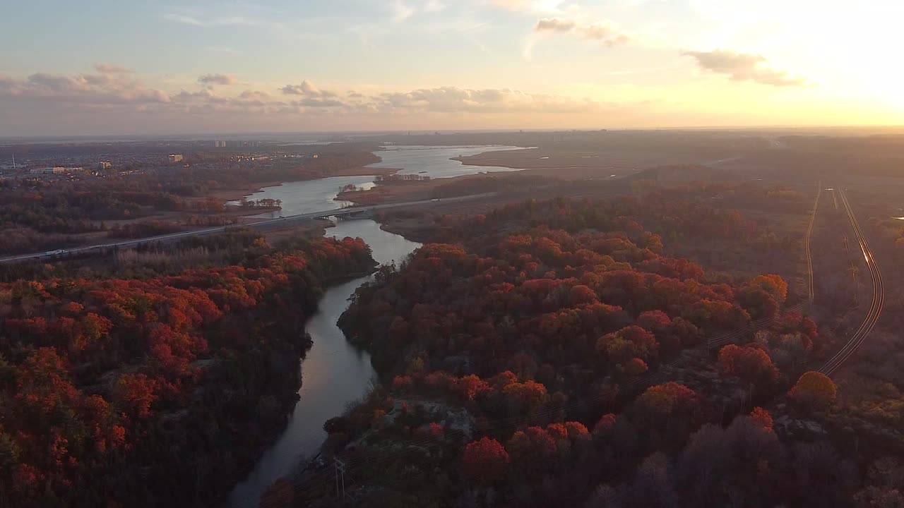 멀리 고속도로가 있는 공중 일몰