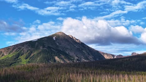 Stetiger-Zeitraffer-Des-Buffalo-Mountain-In-Silverthorne,-Colorado-Mit-Großen-Wolken-Und-Dynamischer-Schattenbewegung-Aus-Der-Luft