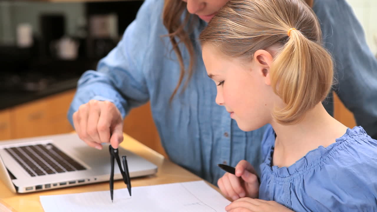 Madre e figlia che disegnano con un compasso