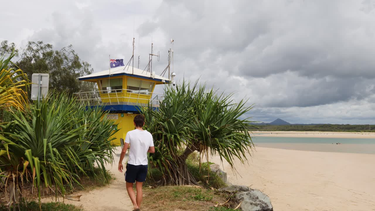 человек идет к красочной башне спасателя