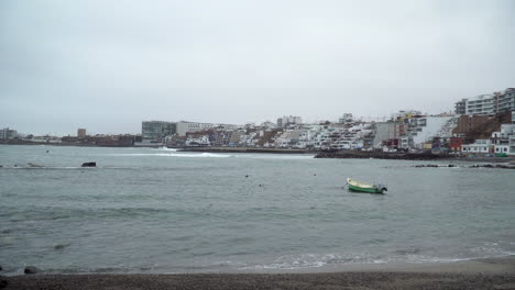 Strand-Mit-Hotels-Und-Appartements-Entlang-Des-Küstenbezirks-Von-San-Bartolo,-Lima,-Peru