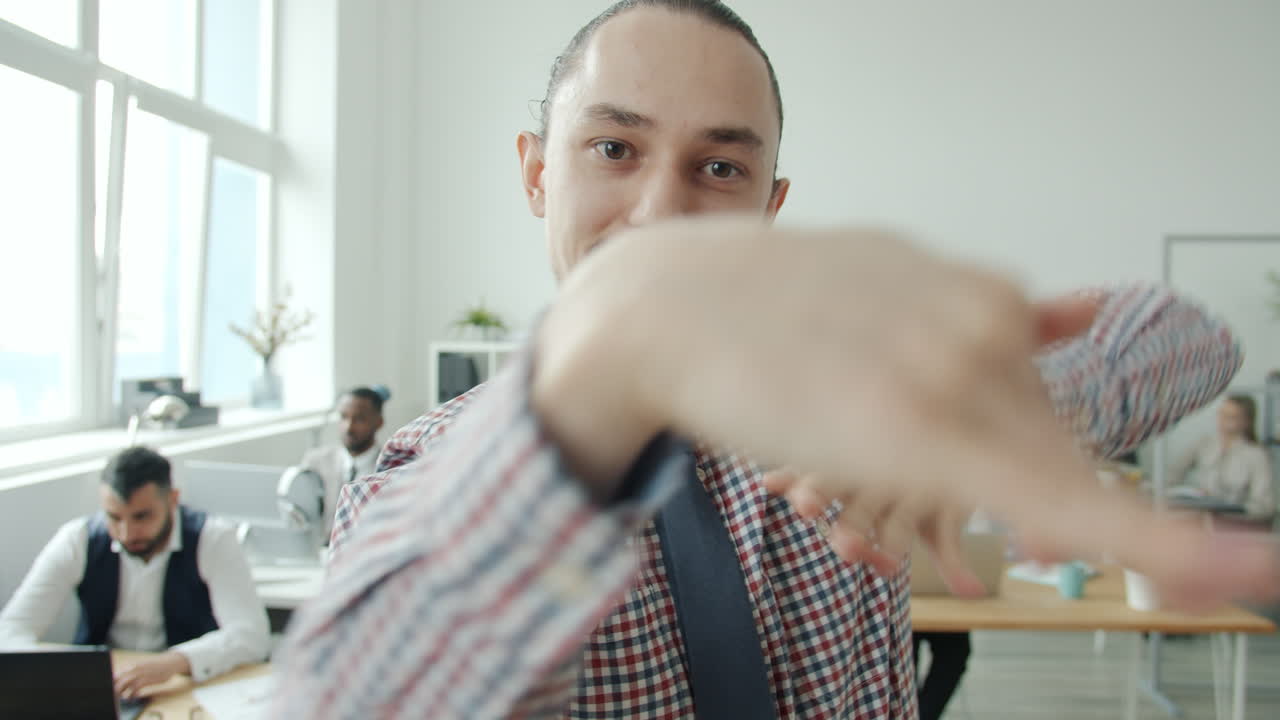 사무실에 있는 사업가