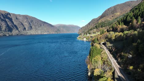 ferrocarril de bergensen en fossmark, noruega, hermoso y soleado otoño aéreo