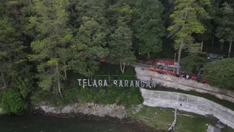 Vista-Aérea-Del-Destino-Turístico-Del-Lago-Sarangan-&quot;Lago-Sarangan&quot;-En-Magetan,-Java-Oriental,-Indonesia