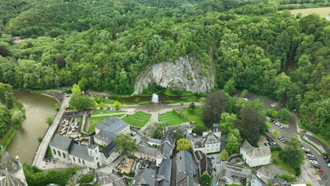 durbuy stadtbild in den belgischen ardennen, luftabzug, der die stadt enthüllt