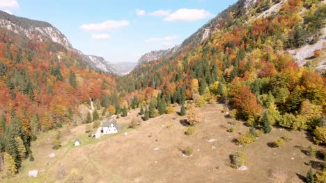 vista aérea de increíbles colores de otoño en el parque nacional durmitor en montenegro