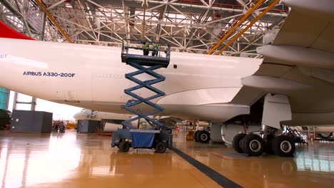 plane,-cleaning,-washing,-hangar,-worker,-fresh-water,-foam-soap,-aircraft,-jet,-airplane,-airliner,-turkish-air-line-airline
