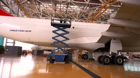 avión, limpieza, lavado, hangar, trabajador, agua dulce, jabón de espuma, avión, avión, avión, avión de pasajeros, aerolínea turca