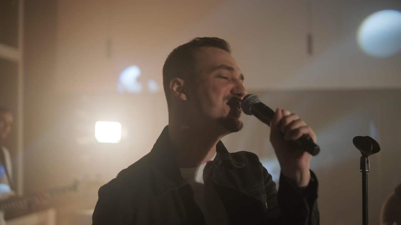 actuación en vivo de la banda con cantante, bajista, pianista, baterista y guitarrista