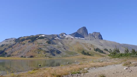 pico de montaña de colmillo negro en el parque provincial de garibaldi, columbia británica, canadá