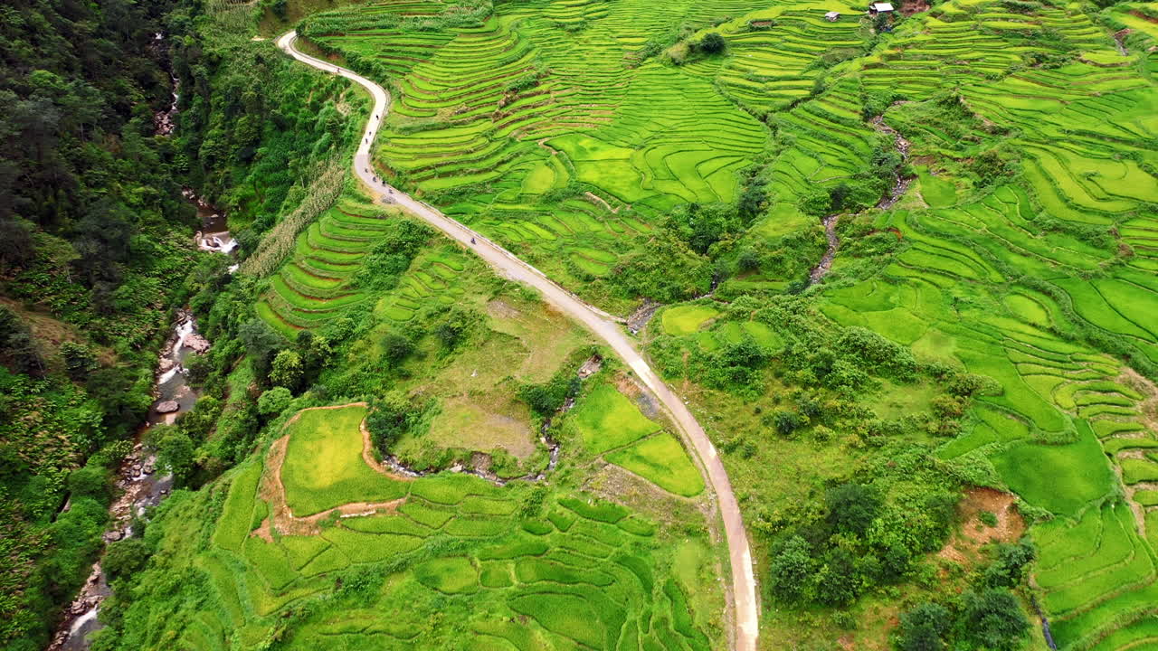 모터사이클이 지나가는 4k 드론 영상