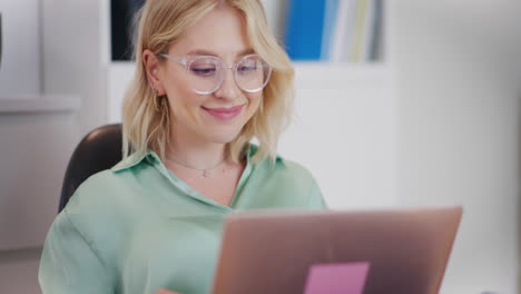 Mujer-Feliz-Trabajando-En-La-Cara-De-Primer-Plano-De-La-Computadora