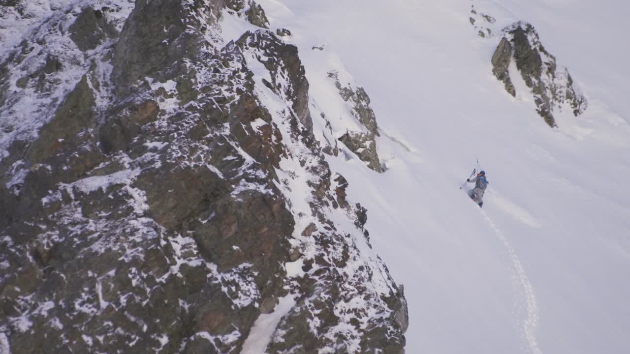 hombre usando picos de hielo escalando subiendo una montaña nevada en los alpes franceses durante un invierno helado