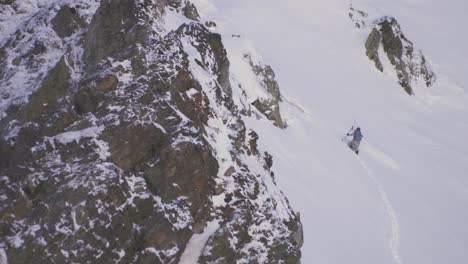 Mann-Mit-Eispickeln-Klettern-Aufsteigend-Einen-Schneebedeckten-Berg-In-Den-Französischen-Alpen-Während-Eines-Eiskalten-Winters