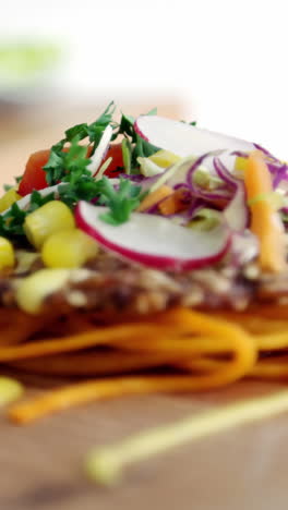 primer plano de una ensalada en la tabla de cortar