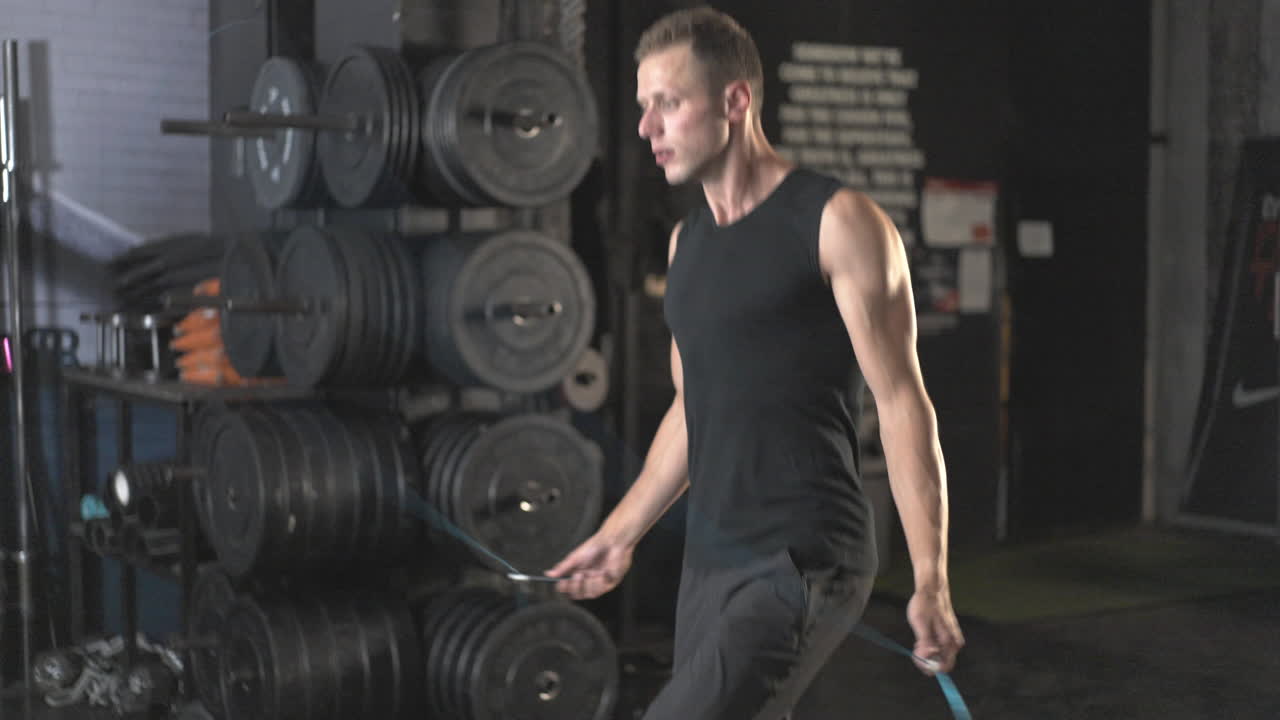 체육관 에서  ⁇ 줄 을 뛰어넘는 남자