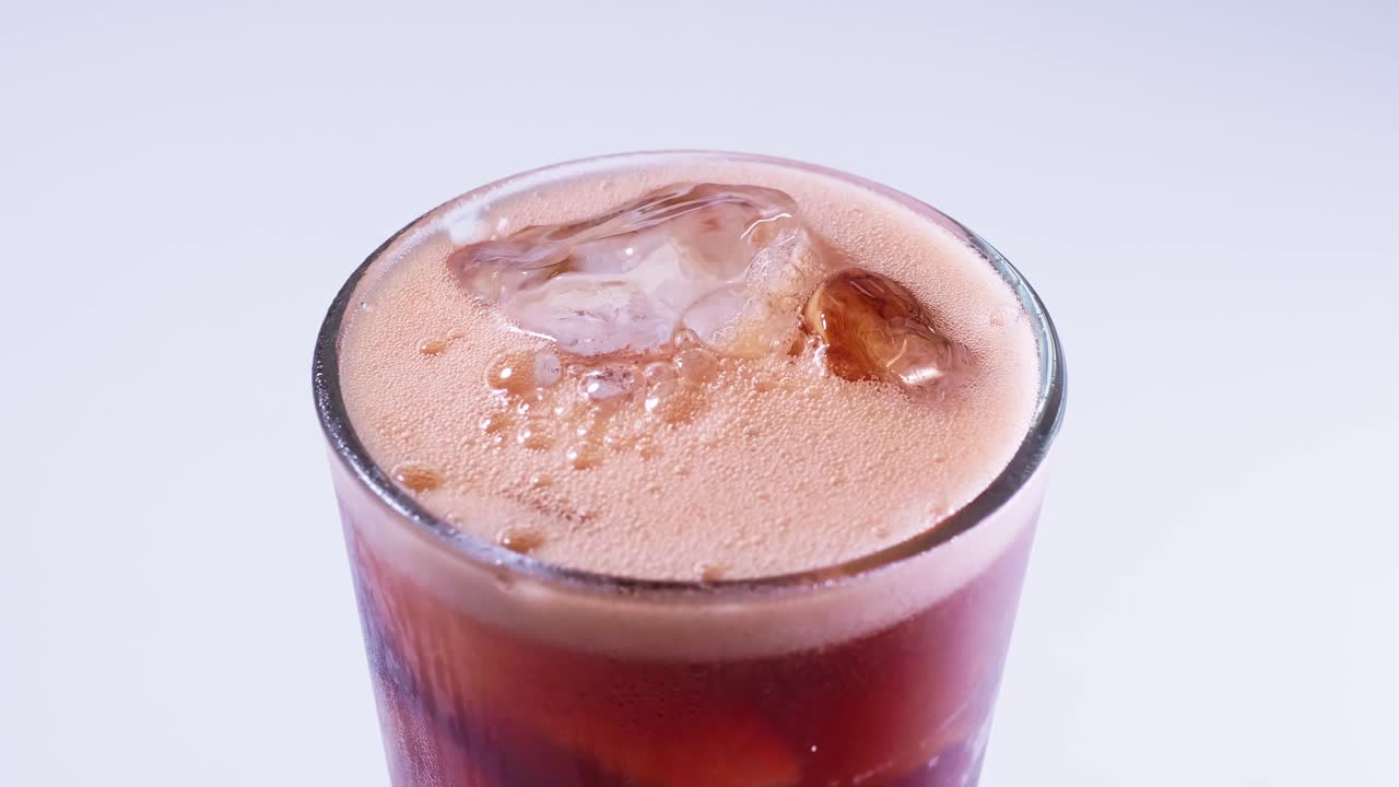 코카콜라는 병에서 유리에 부어