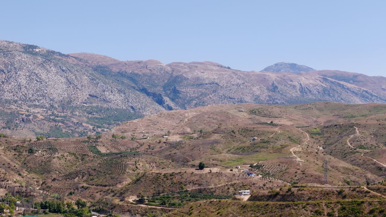 vista aérea volando a través de la cordillera turca del tauro y el paisajístico terreno del valle rural