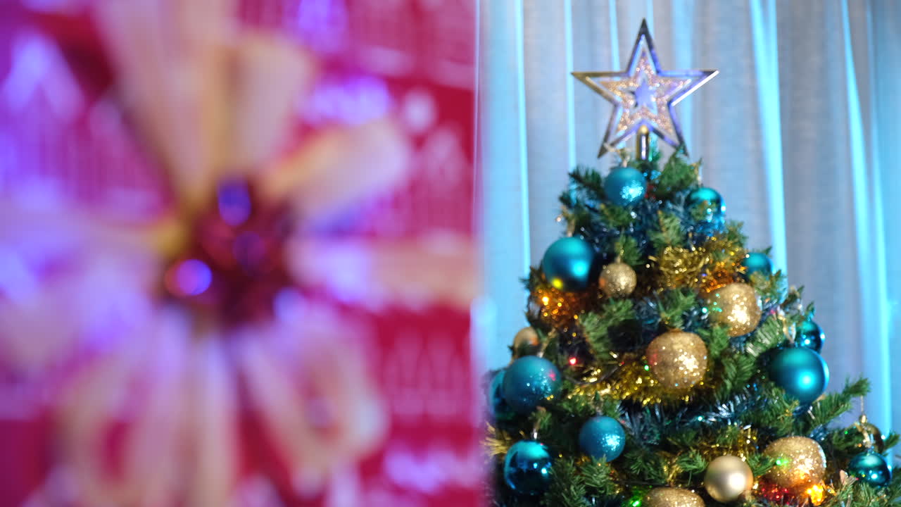 cinta roja de regalo de navidad en casa en la noche de invierno