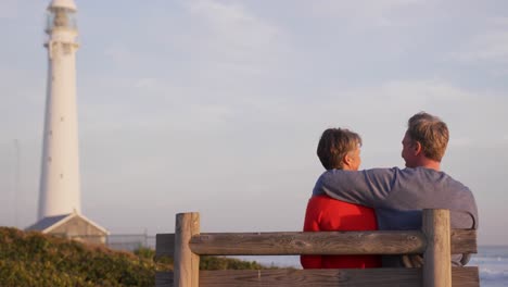 Paar-Umarmt-Sich-Am-Meer-In-Der-Nähe-Eines-Leuchtturms