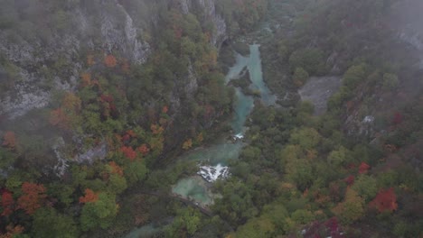 Sobre-El-Valle-De-Plitvice-Con-Pintorescos-Lagos-Y-Cascadas-Durante-El-Día-Nublado