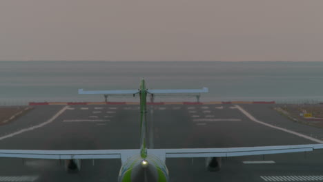 avión que asciende después del despegue